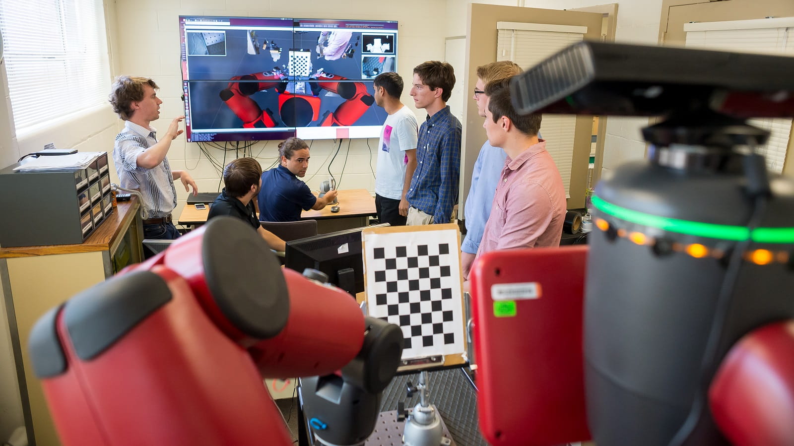 As part of Argonne’s new manufacturing science and engineering summer program, college students studying advanced manufacturing technologies tour each other’s labs to learn about various R&D jobs in that field and student projects. (Image by Argonne National Laboratory.)