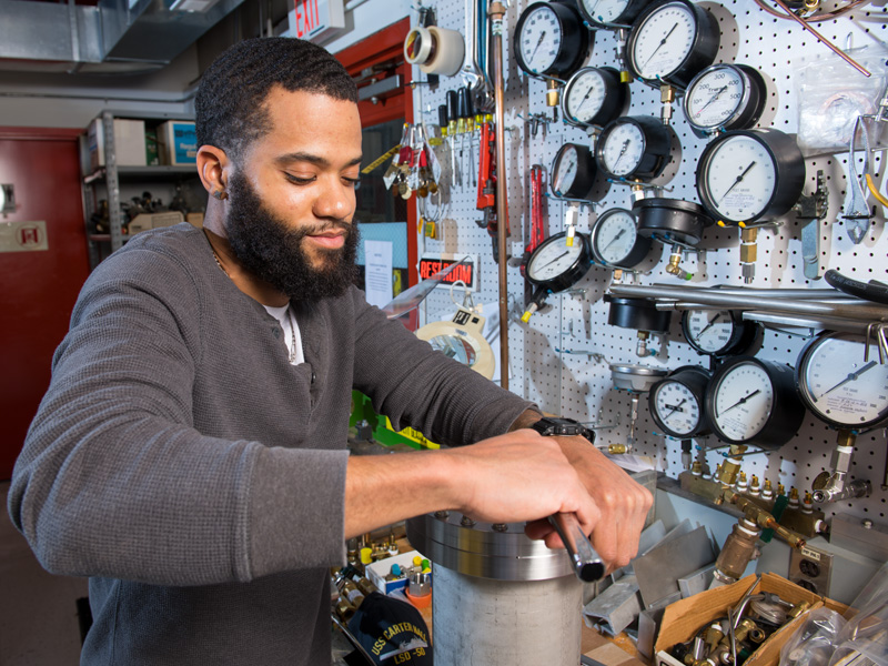 Frederick Davis, one of the 2018 VetTech interns, works in the calibration shop at Fermilab. Photo: Reidar Hahn