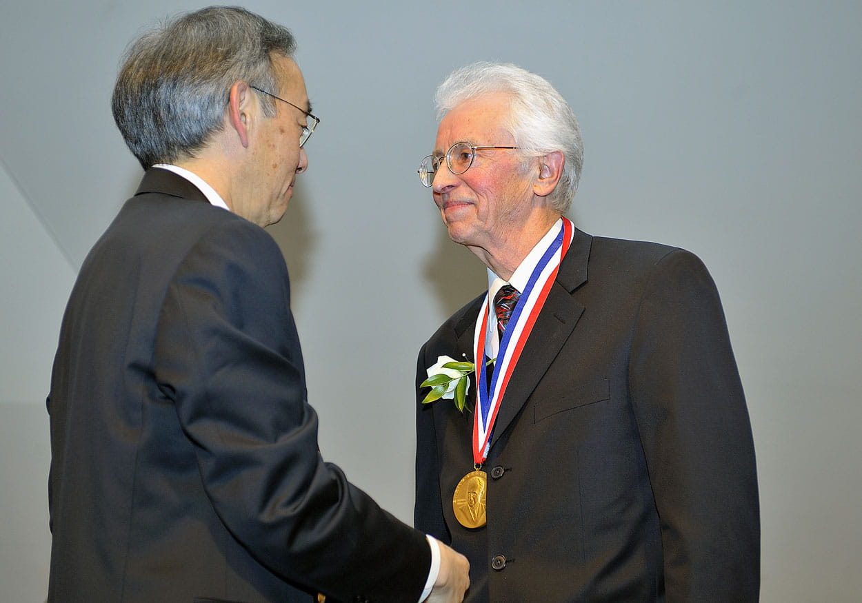 Secretary Chu shaking hands with Dr. Hecker