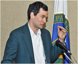 David Pogue speaking at a podium at the DOE