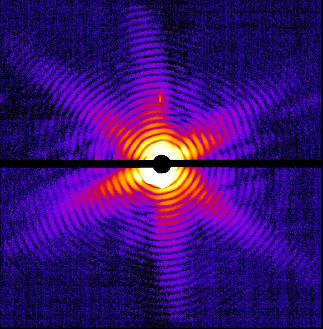 X-ray diffraction pattern of a single Mimivirus particle imaged at the LCLS