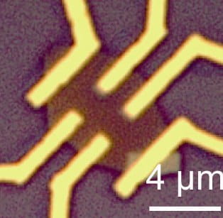 Microscopic image showing three-dimensional &ldquo;gated&rdquo; topological insulator device fabricated from (Bi0.50Sb0.50)2Te3 nanoplates.