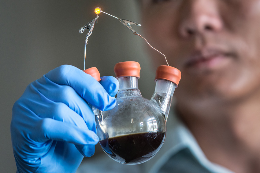Professor Yi Cui holds a lab demonstration of the new lithium-polysulfide semi-liquid flow battery.